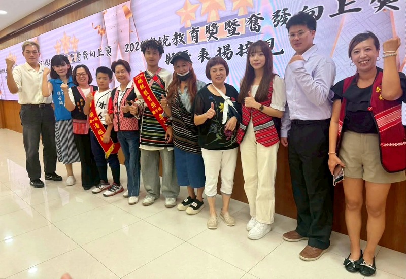 逆境淬煉原民之光！李小龍、潘祖坪勇奪總統教育獎         縣長鍾東錦親頒加碼獎金