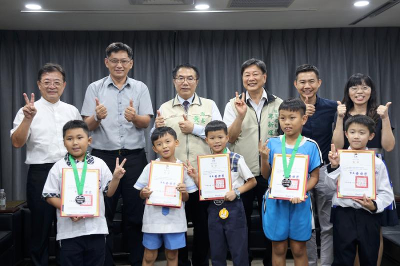 台南5國小生合組聯隊參加美國國際機器人比賽獲獎