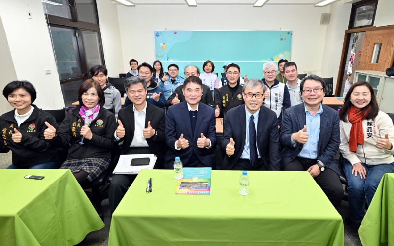 教育部長鄭英耀訪視苗栗教育現場　   肯定本土語言、樂齡學習與校園安全改善成果