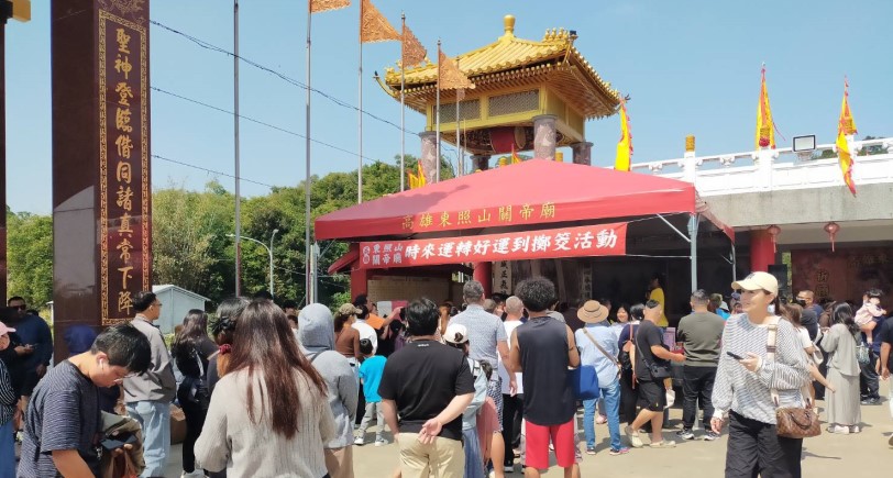 聖筊連發拚手氣！東照山關帝廟5000人參賽　537人決賽三強誕生幸運抱走機車大獎