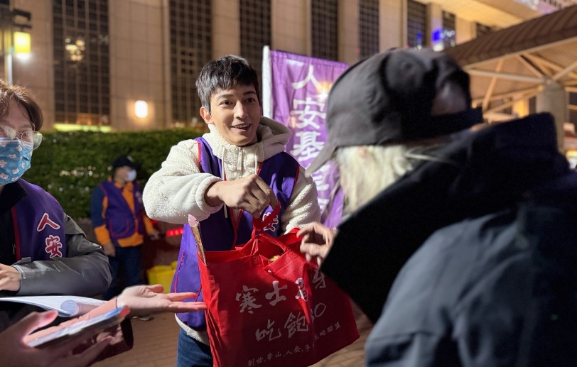 歲末送暖迎立春 王家梁夜訪弱勢送年禮 力挺人安寒士吃飽30