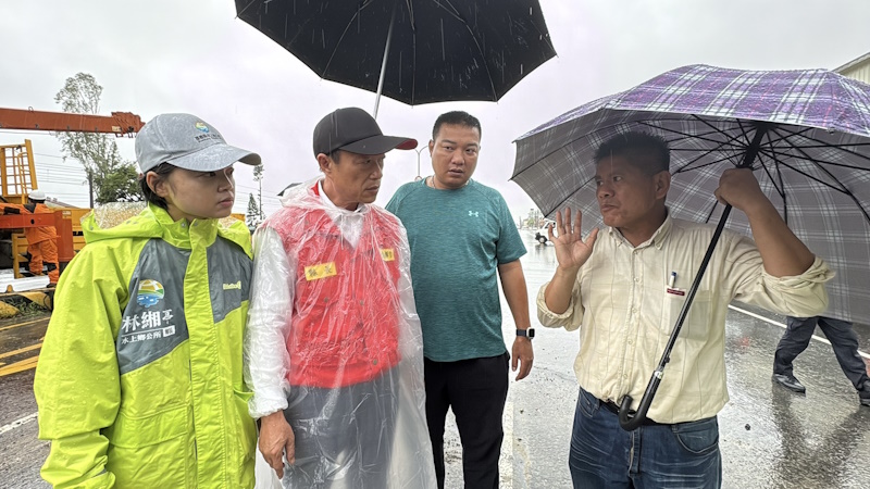 縣長翁章梁視察台1線嘉義水上段道路下陷情況