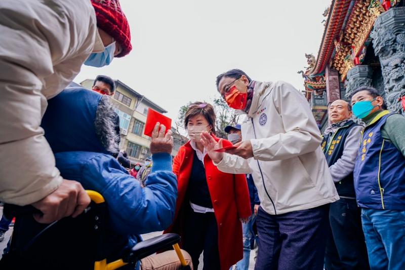 張善政初三參香祈福發福袋   祝福鄉親身體健康、闔家平安