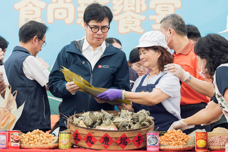 陳其邁出席三鳳中街封街包粽活動