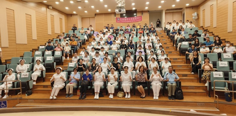 高醫大護理學系加冠典禮 54名學生承接使命開展多元護理之路
