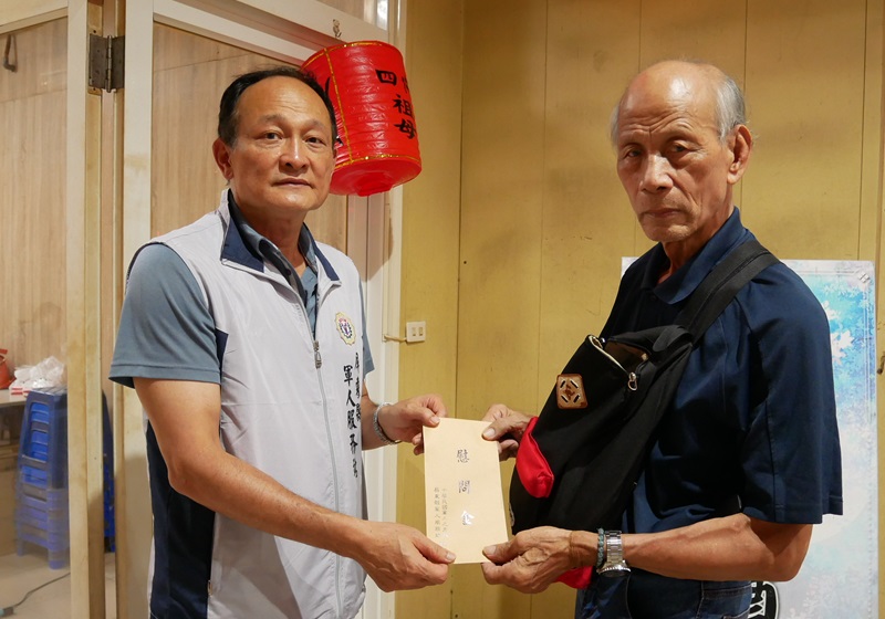 陸軍上尉母親因病辭世 屏東軍人服務站弔唁慰問