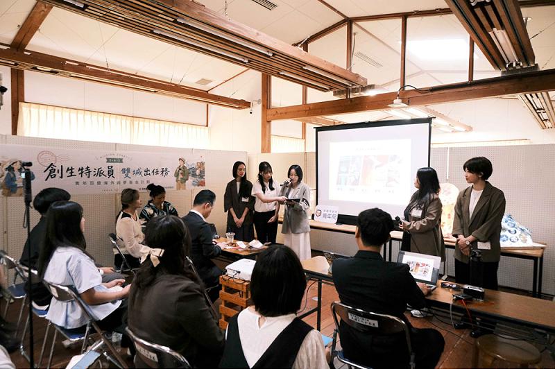 news photo