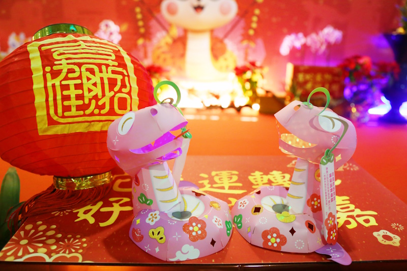 嘉市貴氣「小花蛇」提燈亮相！結合疫苗接種站  2/6起連三天發送