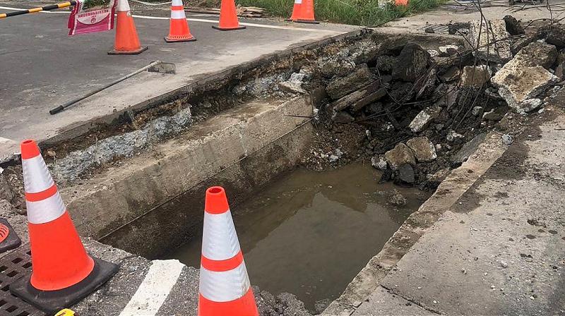 非天坑！    苗縣府：竹南路面塌陷為排水溝損壞所致