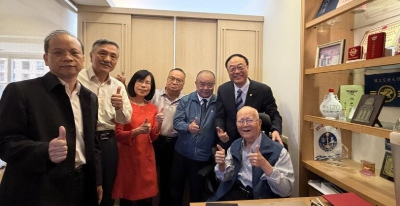 港務公司周永暉董事長重陽前夕拜訪百歲退休員工 感念前輩奉獻 傳承百年港務情