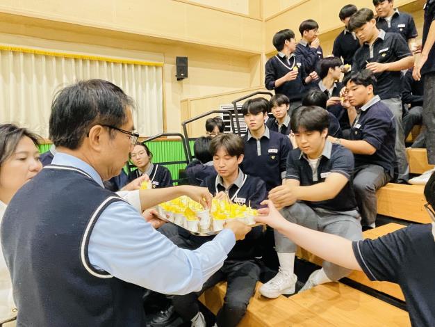 台南市長訪韓進高中校園推廣鳳梨受歡迎