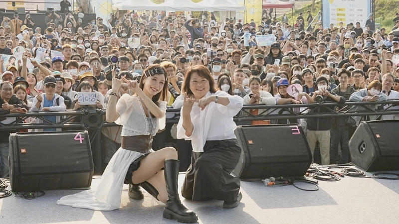 嘉義市長黃敏惠同場李雅英揪民眾共享春日浪漫「潮風鈴・黃花瘋音樂市集」浪漫登場