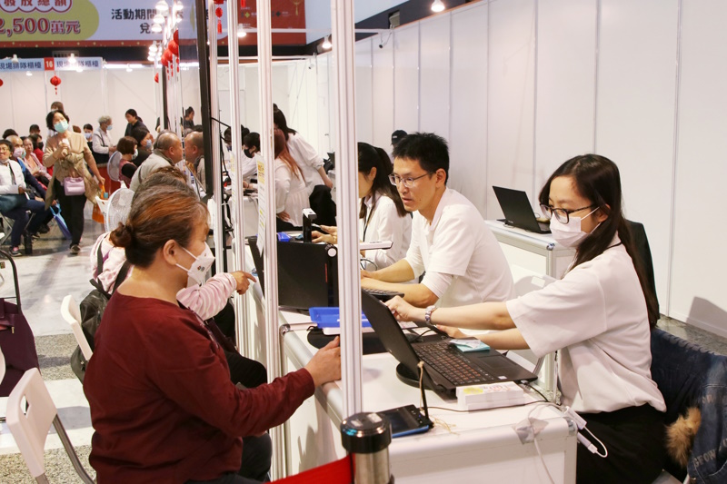 嘉義市「振興商圈夜市券」活動 兌換首日爆人潮