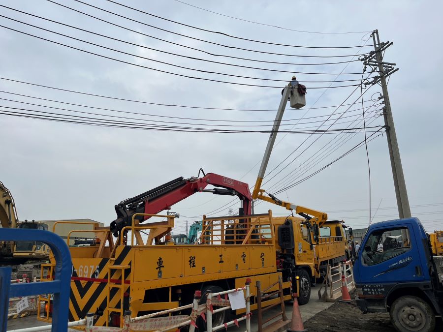 移動式起重機吊掛誤觸電線致仁武瞬間跳電　 水利局要求八涳橋工地停工檢討並依約重罰
