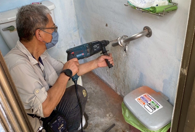 嘉義縣政府結合笁樂協會為500戶家庭免費裝設扶手