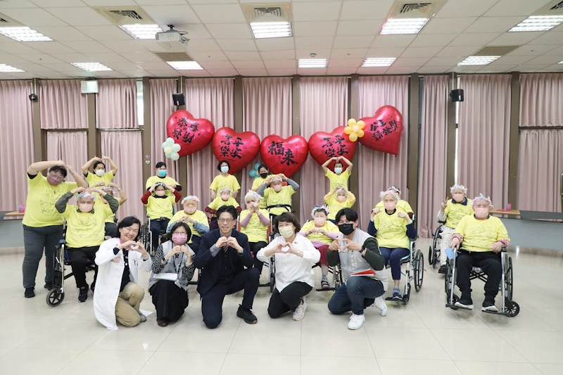 市長黃敏惠致贈社福機構春節慰問金 新春福蛇送吉祥 福氣龍底嘉