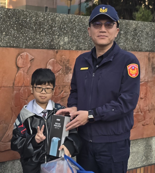 暖心分局長發送「護身保溫杯」開學首日波麗士現身校門 守護幼苗、溫暖童心