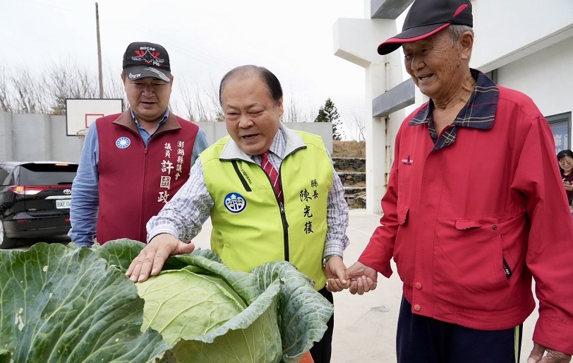 澎湖烏崁「高麗菜王」重磅登場 洪丙仲以單顆22.5台斤稱霸全場