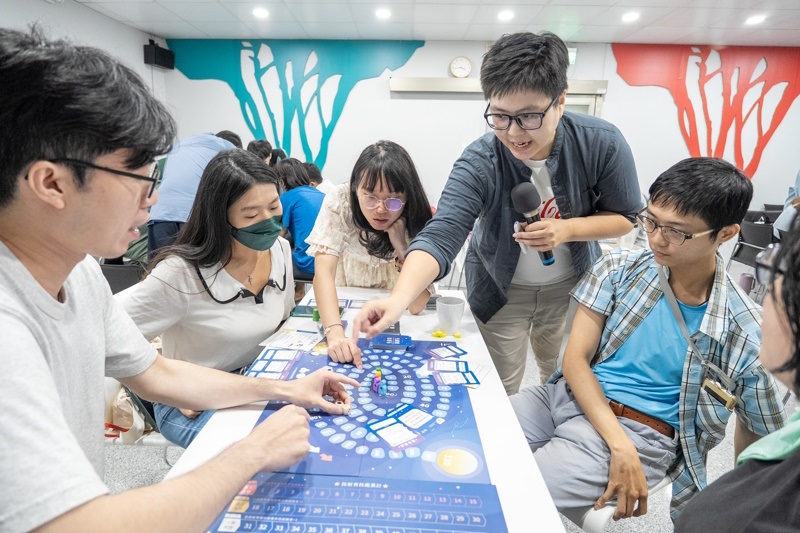 「磁吸」319位青年穩定就業 「看嘉本領學院」成嘉義青年職涯堅實後盾 114年9月前到職者115年1月15日前申請獎勵金