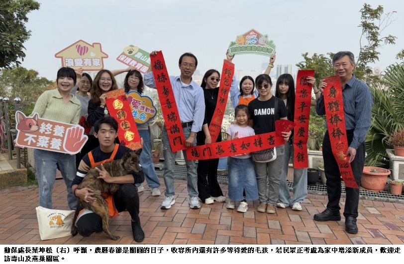 壽山收容所「毛星人」揮毫迎新春!浪浪腳印變身「梅花圖」萌翻全場