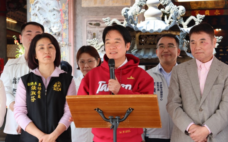 賴清德初三赴苗栗頭份永貞宮發福袋　   鍾東錦把握機會「咬耳朵」
