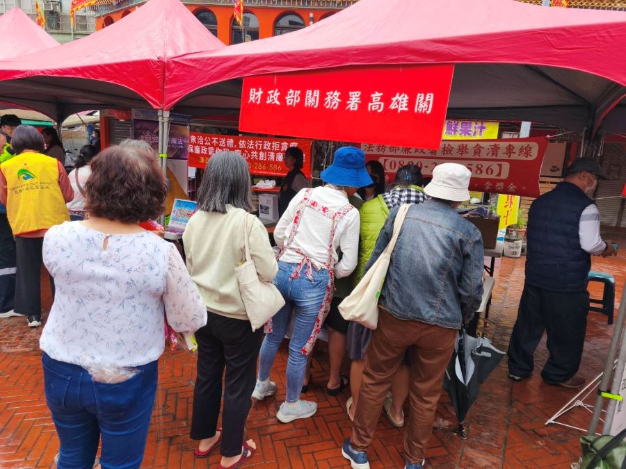 揮毫迎新春，躍「馬」守廉門