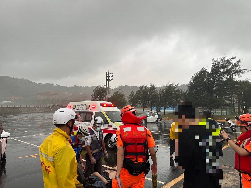 颱風天闖中山大學消波塊失聯！海巡警消急尋獲 女送醫遭開單恐罰25萬