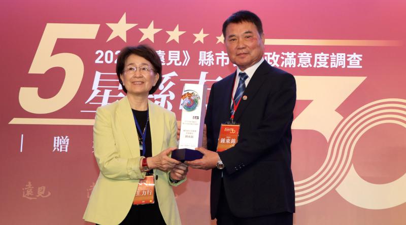 縣巿長施政滿意度進步幅度最大       苗栗縣長鍾東錦謙虛受獎