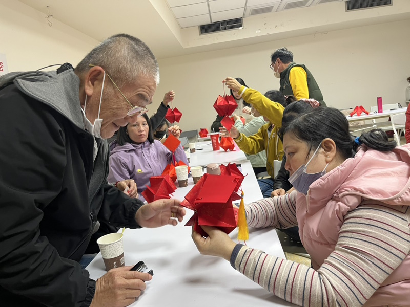 新住民巧手翻轉紅包 化身年節燈籠傳遞祝福