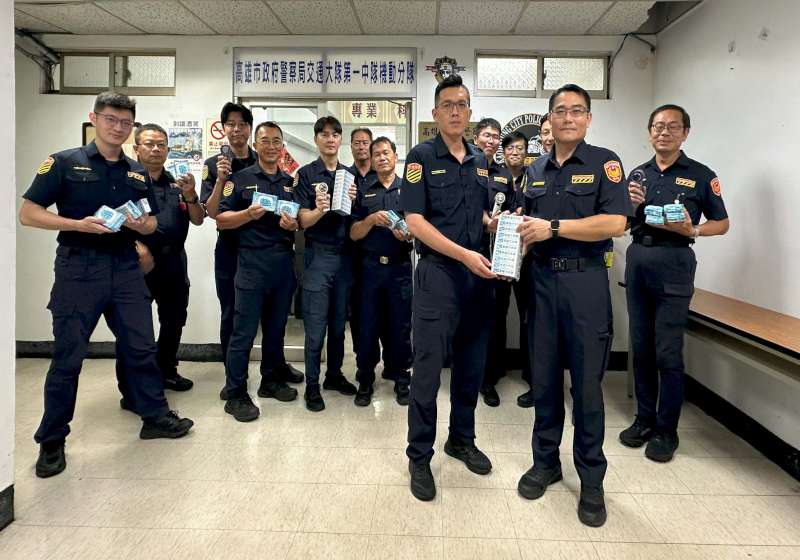 高市警局交大配發分隊運動飲料粉、涼感濕紙巾 義交大隊正微型隨身電扇防熱危害