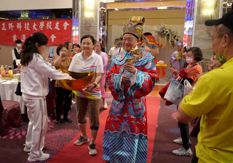 正修科大校友總會新春團拜席開65桌 校長總會長化身文武財神領軍眾仙賀欣喜