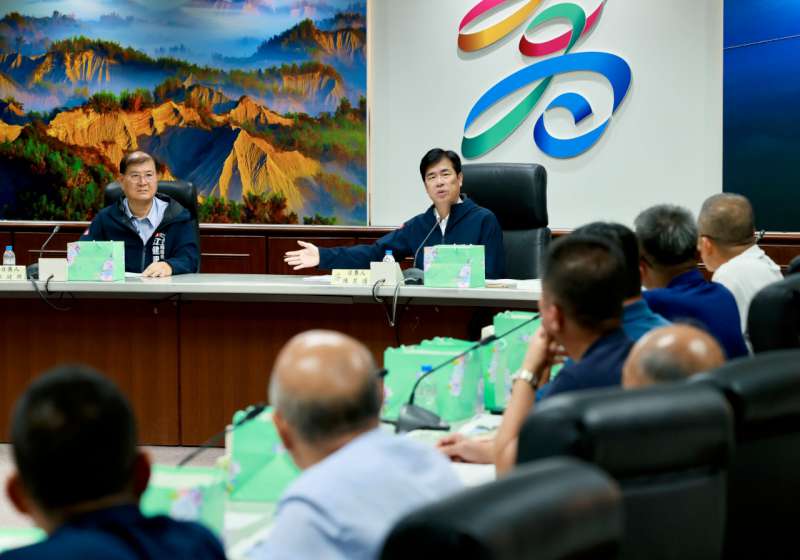 高市勞工自治委員會第三屆第7次會商 陳其邁贈委員公益禮提前賀中秋