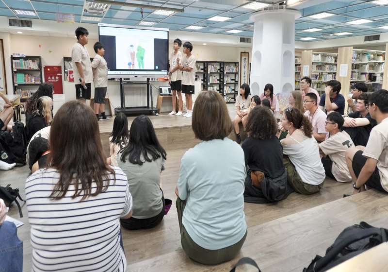 高師大語教中心邀美國西肯塔基大學生訪高市鹽埕國小 雙語文化體驗繪本故事交流