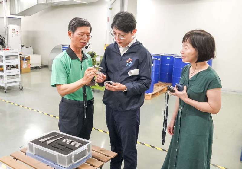 高市青年局訪醫材大廠見證青年實習期滿轉任正職 符合資格者申請留任獎勵金1萬元