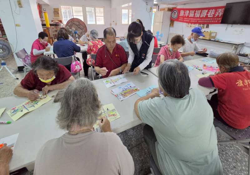 臺灣高雄港務前進旗津醫院旗津福壽C級巷弄長照站 志工陪伴長者手作中秋應景藝品