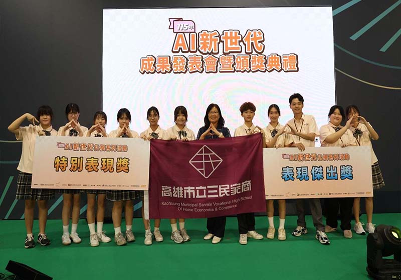 高市三民家商青春小書僮AI輕踩踏IP共創營 2獲獎團隊北上展成果