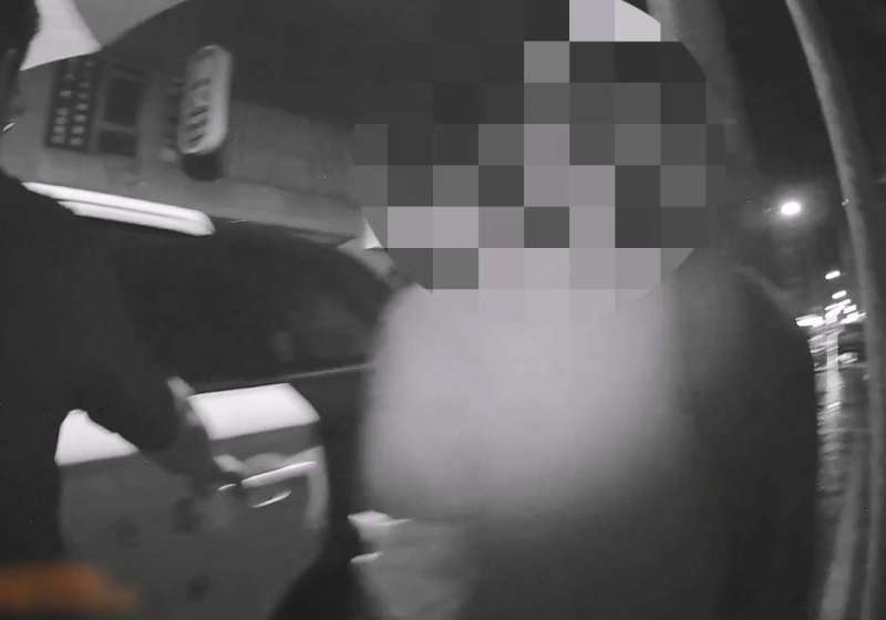 高市女電動自行車逆向險撞警車續跨越車道 鼓山警攔查毒品快篩陽性扣證物送辦