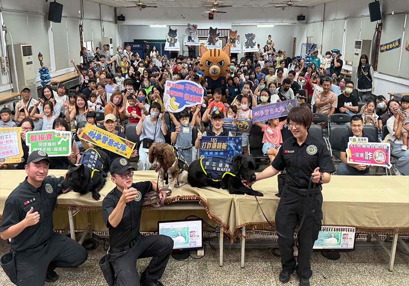 高市警局刑大邀街頭藝人演繹魔術摺汽球吹泡泡 緝毒犬展敏銳嗅覺有獎徵答宣導犯防