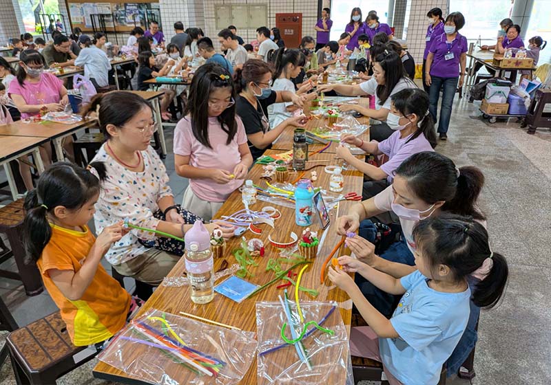 高市社教館邀沈健賢指導逾百名親子創作專屬小熊花園盆栽