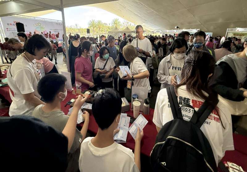 高市衛生局、台灣腎臟醫學會、高醫前進衛武營 邀高屏32家醫療院所宣導護腎