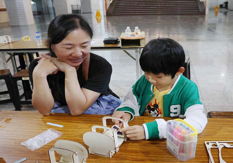 高市社教館邀科教推廣師林柏宇 教作親子磁浮列車探秘磁學原理