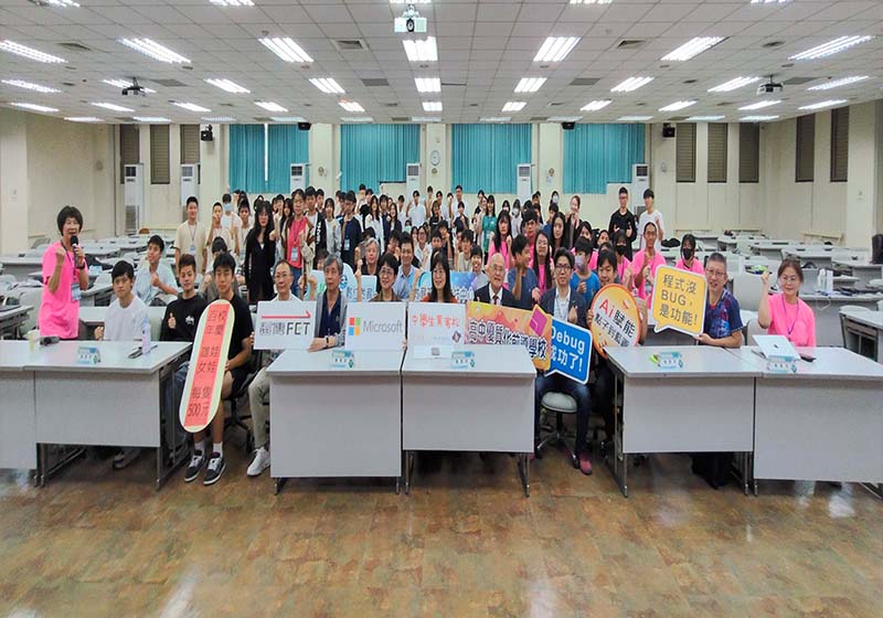 雄女第六屆中學生黑客松競賽決選頒獎 副市長李懷仁觀摩黑力展示見證選手創新提案