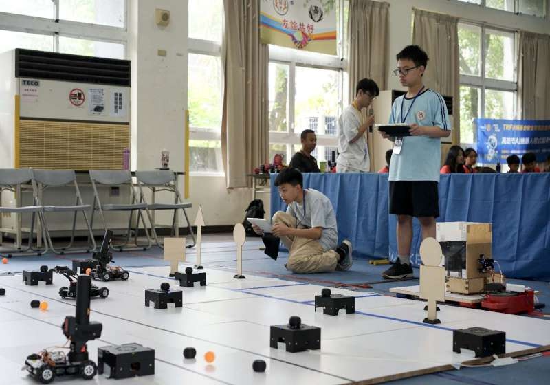 高市六龜高中等3單位115年山城盃科技教育邀請賽 自走車攻防、無人機足球冠軍出爐