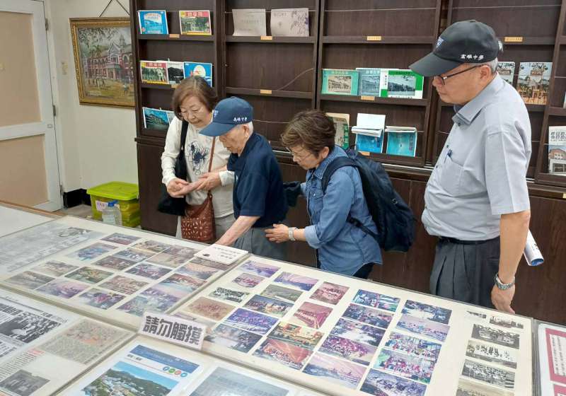 雄中牽線98歲日本籍校友宮城政三郎 重返高市鼓山區鼓山國小看老照片憶求學時光