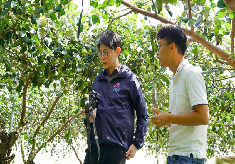 高市青年局輔導智慧農機商開發履帶式自走噴藥車 補足人力提升效能降低作業風險