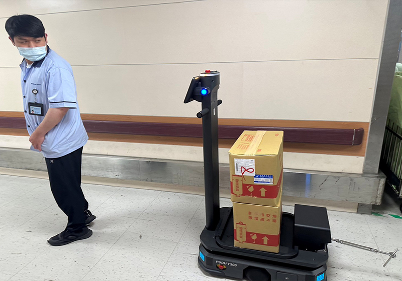 高榮引進智慧型運送機器人搬運藥車 減輕半數人力成本提升作業效率