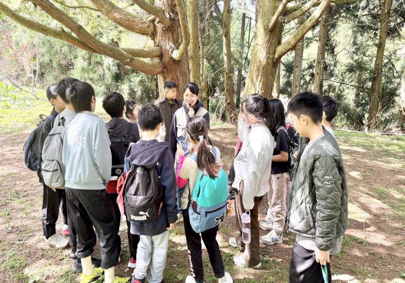高市小港區華山國小為期兩天山野教育 學生挑戰人生百岳攻頂合歡山
