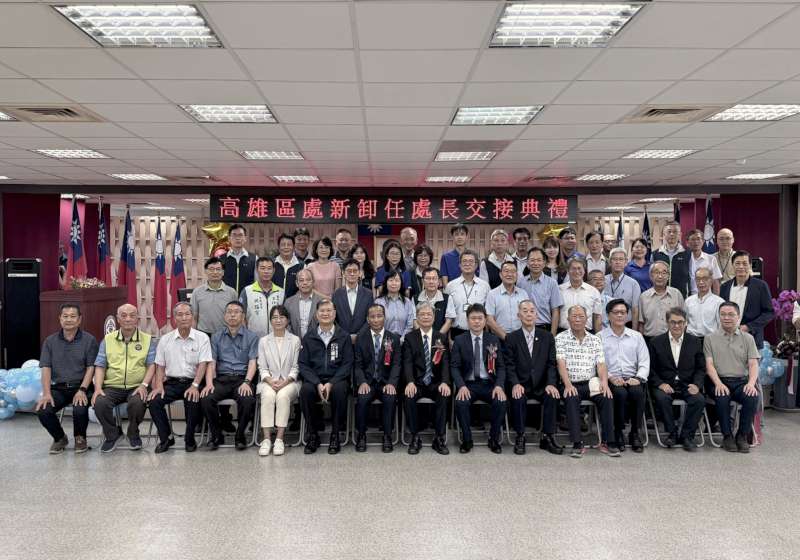 在台電配電處處長饒祐禎（圖一中）監交下，台電高雄區營業處副處長林昶旭（圖一右）7月15日從屆退卸任處長黃志榮（圖一左）手中接過印信宣示就職，林昶旭說，任內續領軍同仁，強化作業安全、提升電網韌性，營造快樂職場。