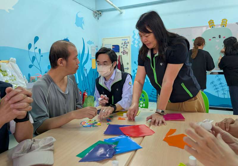 台電高雄區處慰訪星星兒社福基金會 贈善款陪伴受助對象手撕勞作