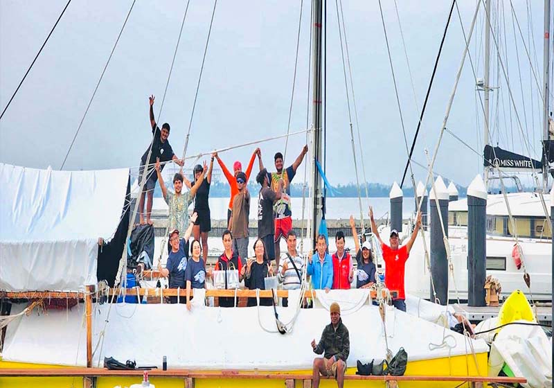 帛琉無私分享號泊靠高雄港 高市前鎮區前鎮、屏縣東港鎮大潭國小雷雕帆船吊飾迎賓